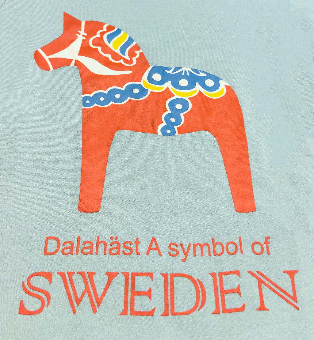 Design Details of Dalahäst 'Kids T-Shirt' in Sky Bule featuring the iconic red Dala Horse, a symbol of Sweden. - Style Council